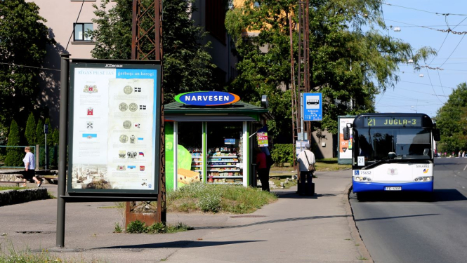 Autobuss apstājies pieturā