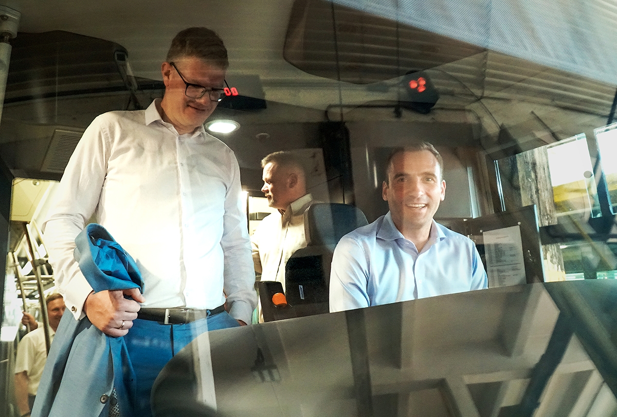 Cilvēki sēž pie sabiedriskā transporta stūres