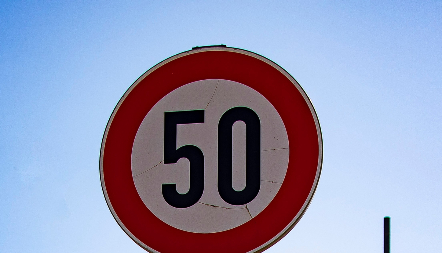Ceļa zīme atļautais ātrums 50