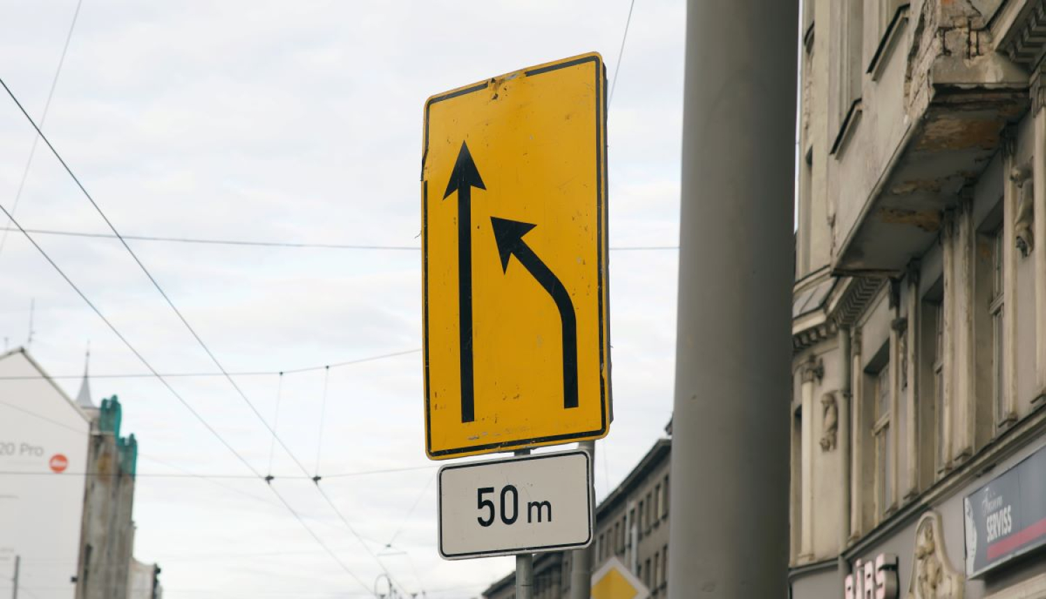 ceļa zīme joslas maiņa