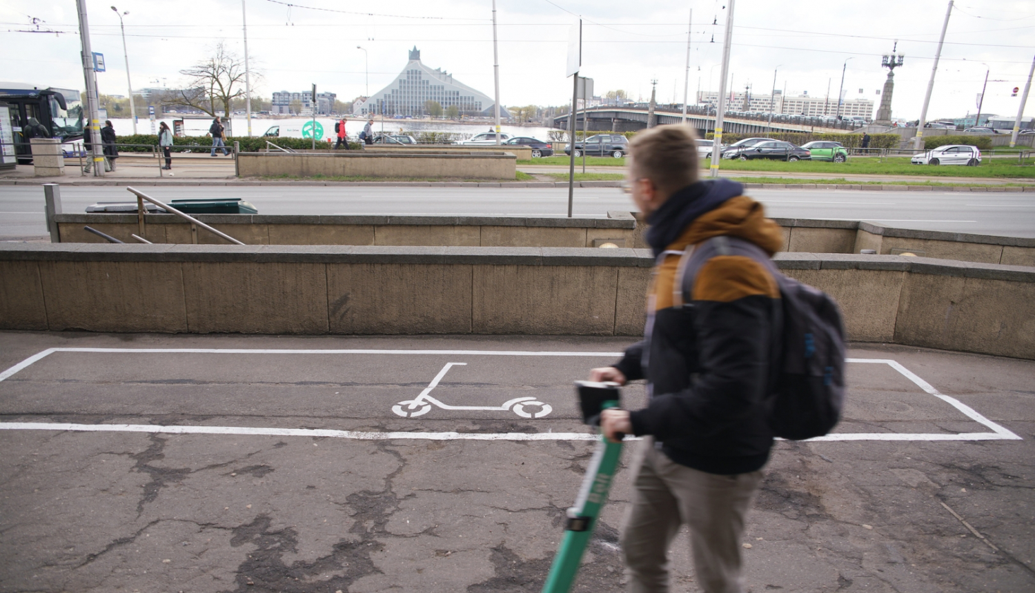 Cilvēks uz elektroskrejriteņa