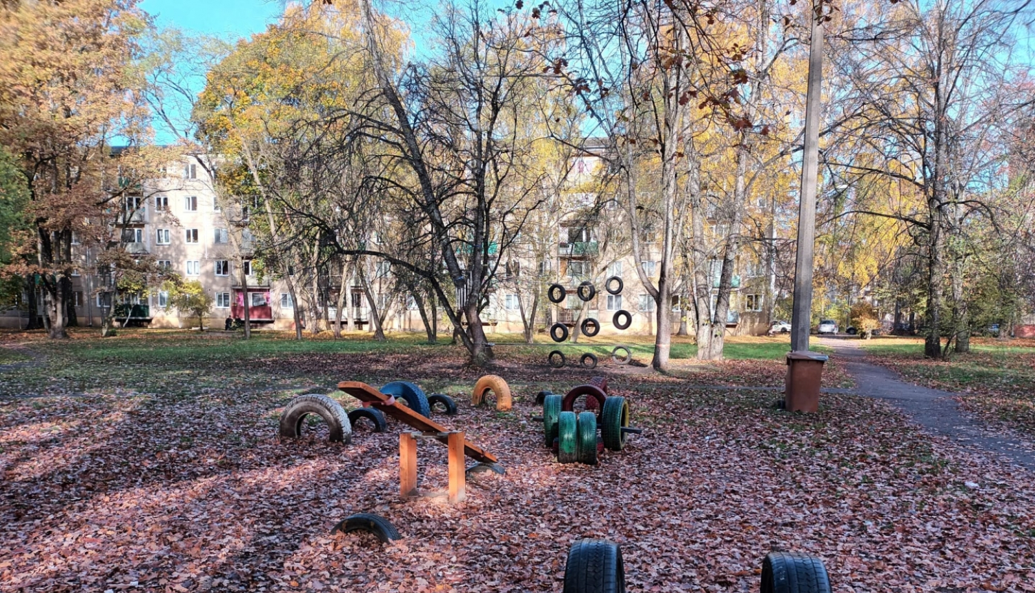 rotaļu laukums no riepām