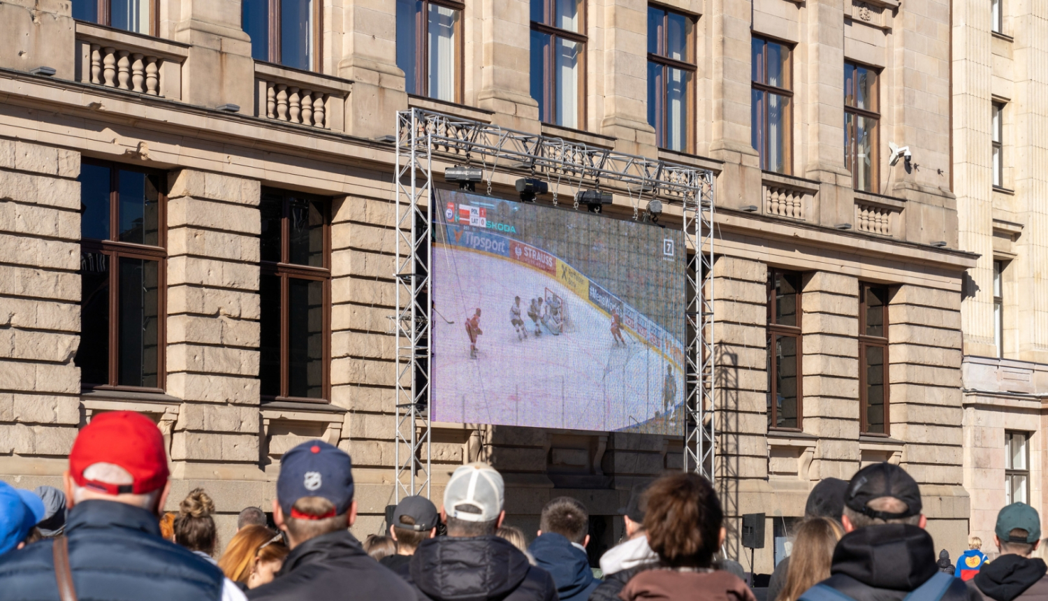 Cilvēki skatās hokeju Doma laukumā