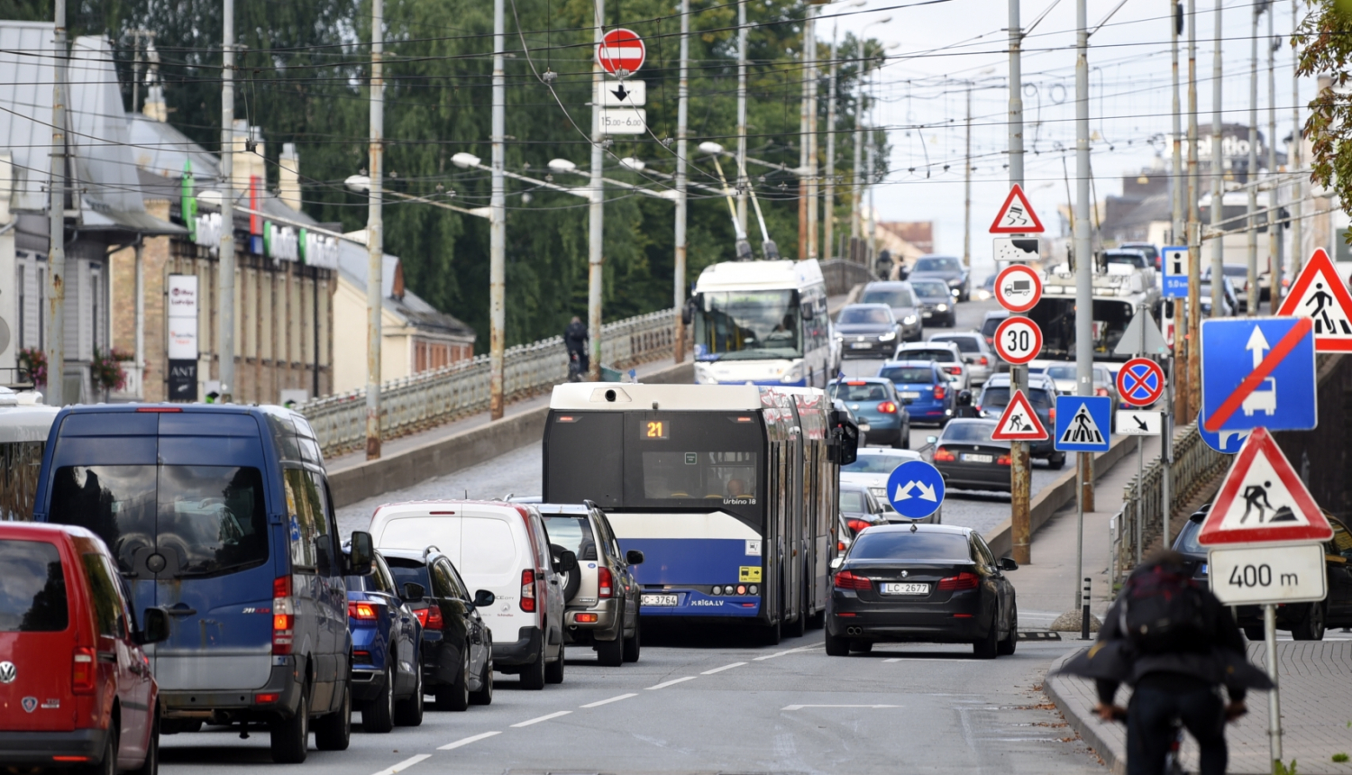 Mašinas brauc pa Gaisa tiltu