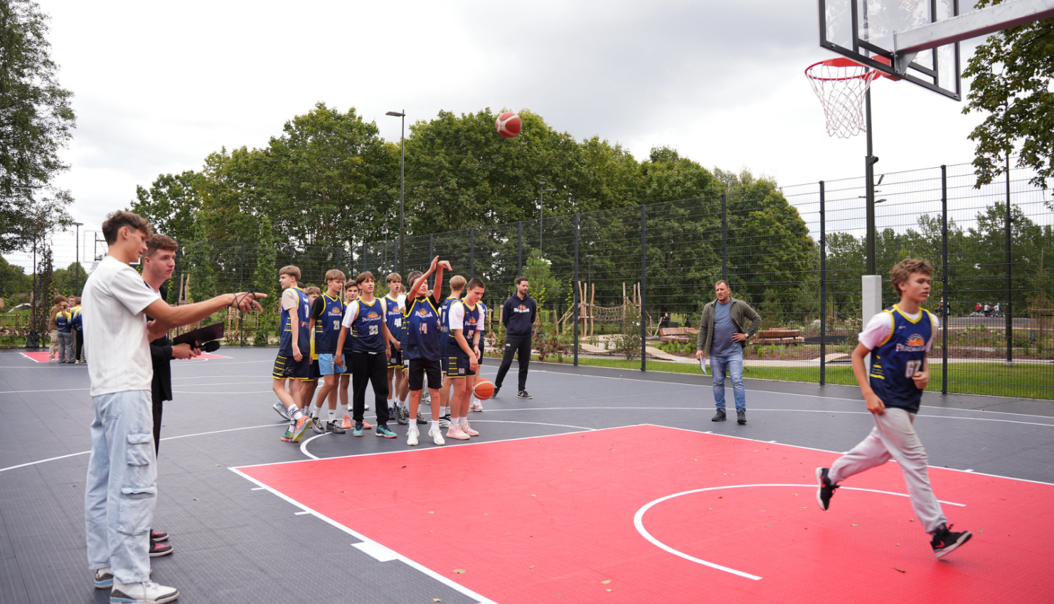 Basketbola laukums Uzvaras parkā
