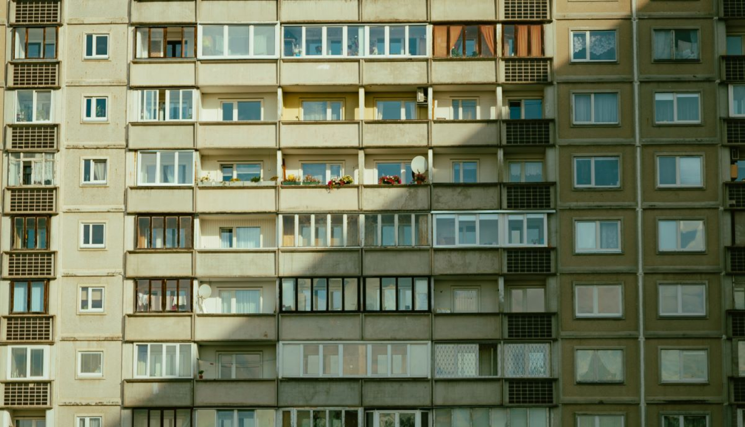 Daudzdzīvokļu ēka