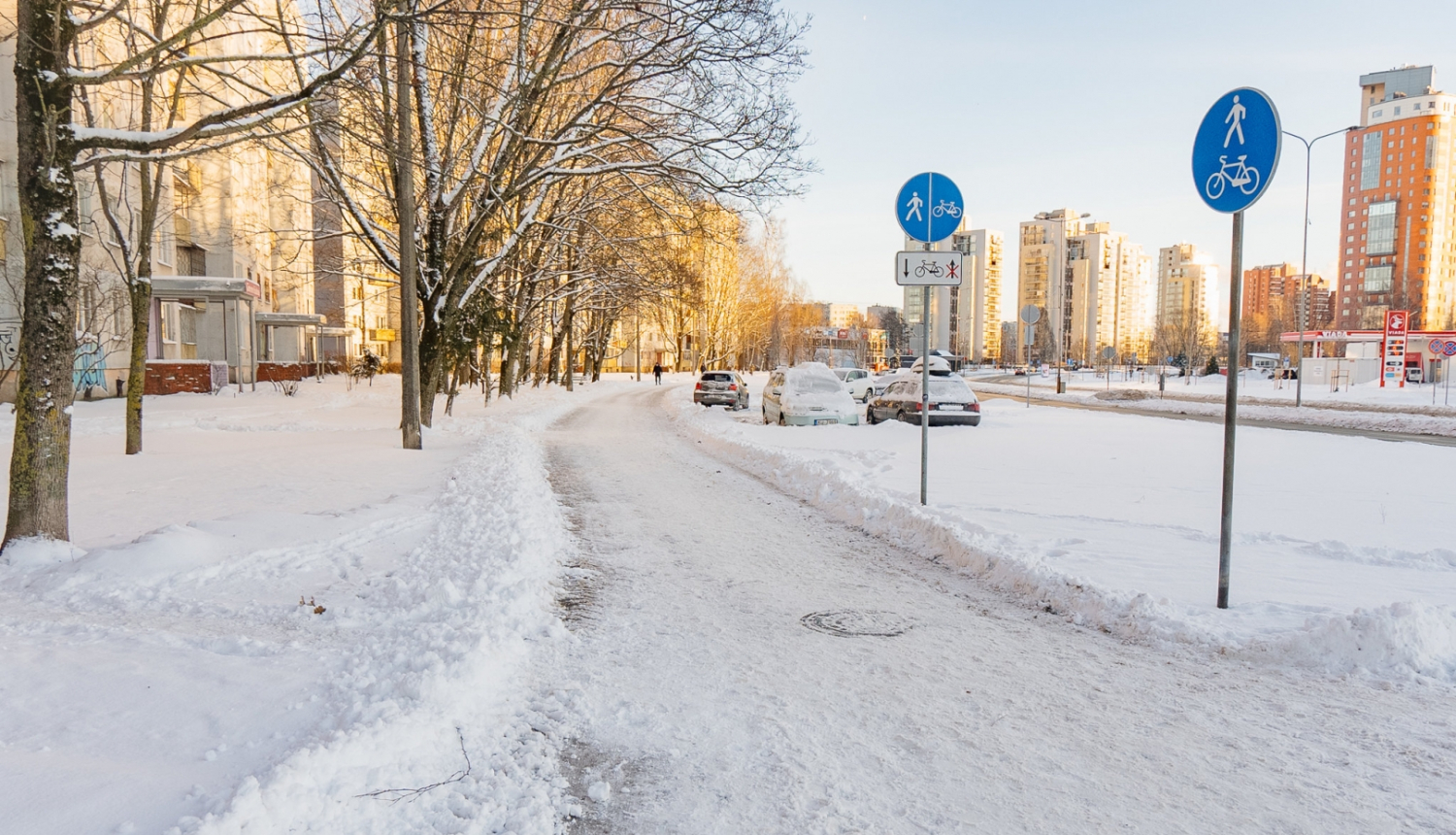 No sniega notīrīta ietve