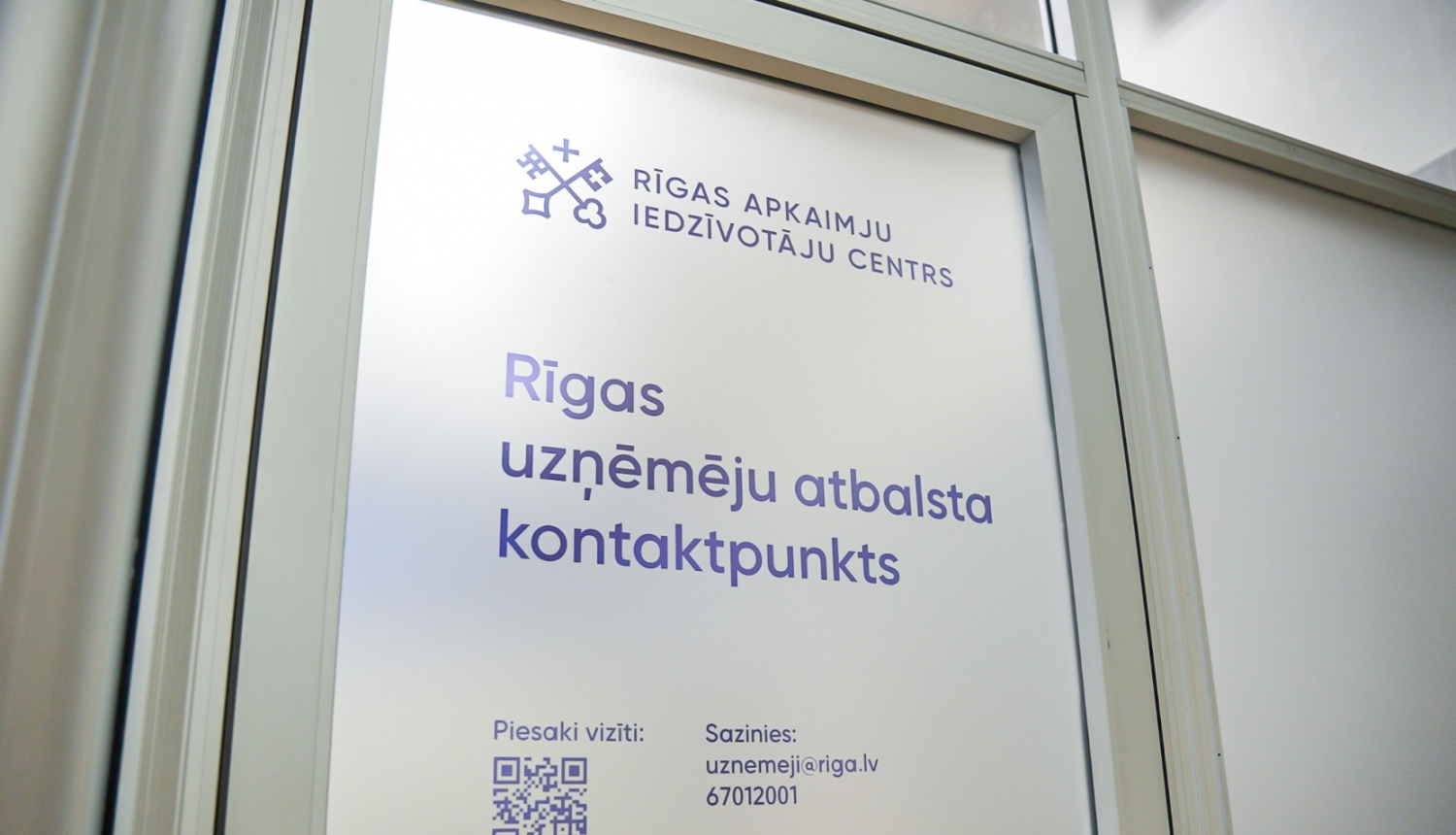 Uzņēmēju atbalsta kontaktpunta durvis ar uzrakstu