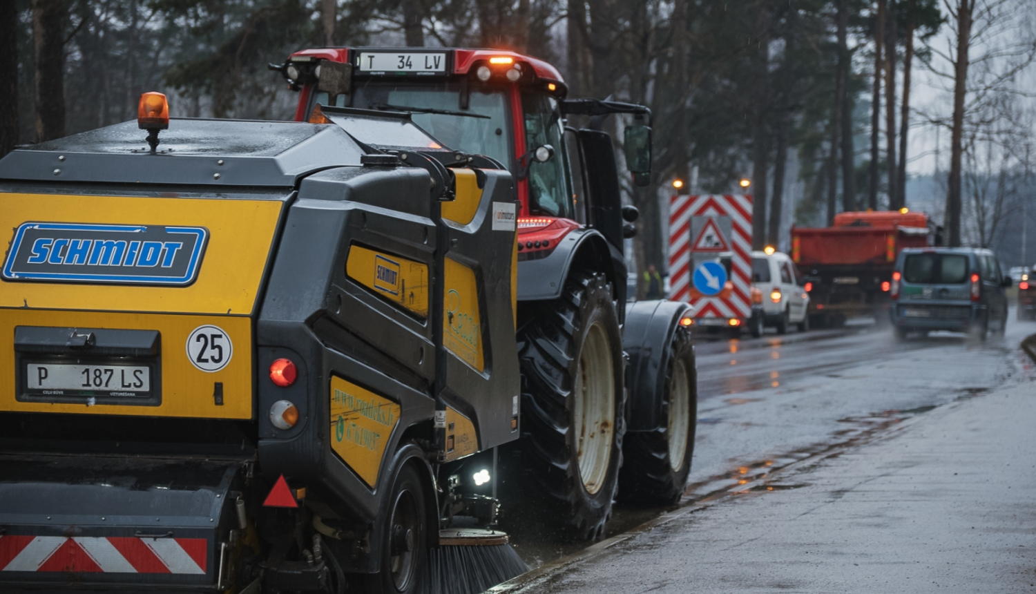 Traktors tīra ielu