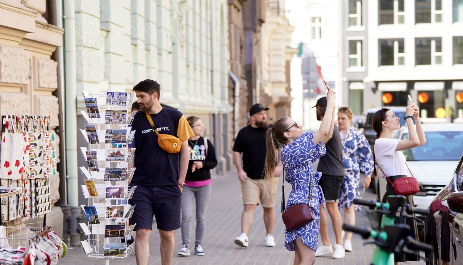 Turisti fotografē apskates objektus Vecrīgā