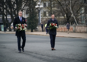Rīgas domes priekšsēdētājs Mārtiņš Staķis un vicemērs Vilnis Ķirsis noliek ziedus pie Šķirotavas stacijas un Brīvības pieminekļa
