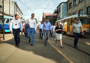 Cilvēki apskata sabiedrisko transportu