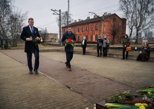  Rīgas domes priekšsēdētājs Mārtiņš Staķis un vicemērs Vilnis Ķirsis noliek ziedus pie Šķirotavas stacijas