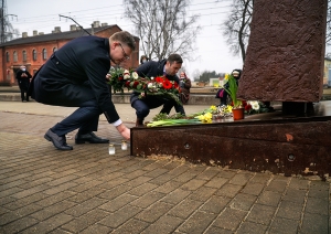  Rīgas domes priekšsēdētājs Mārtiņš Staķis un vicemērs Vilnis Ķirsis noliek ziedus pie Šķirotavas stacijas