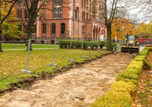 Esplanādē sākta novecojušā celiņu seguma nomaiņa