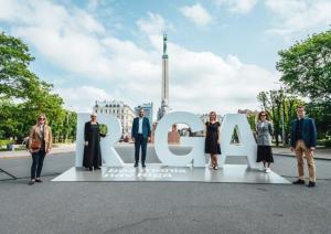 Uzraksts Rīga pie Brīvības pieminekļa